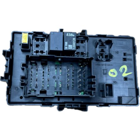 O2 CADILLAC ESCALADE IV 2014 - SKRZYNKA BEZPIECZNIKÓW  GM 84114432