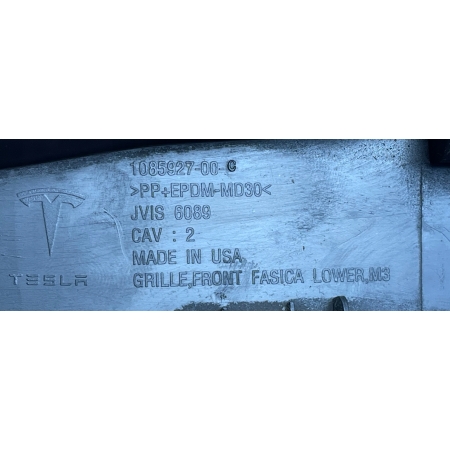 TESLA MODEL 3 KRATKA ŚRODKOWA ZDERZAKA PRZÓD 1085927-00-C