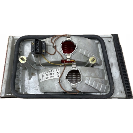 BMW 5 E34 KOMBI LAMPA TYLNA TYŁ PRAWA W KLAPĘ 8351562