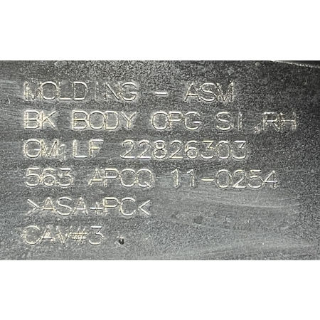 P8 GMC YUKON XL DENALI IV 2015 - PRAWA LISTWA NAD  LAMPĘ SŁUPKA D 22826303