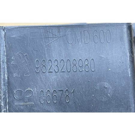 PEUGEOT 208 II ŚLIZG MOCOWANIE ZDERZAKA TYŁ ŚRODKOWY 9823208980