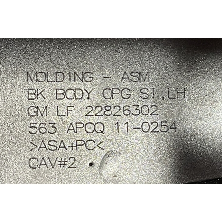 P8 GMC YUKON XL DENALI IV 2015 - PRAWA LISTWA NAD  LAMPĘ SŁUPKA D 22826303