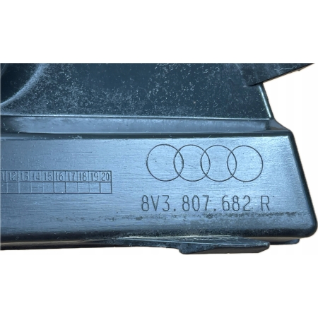 AUDI A3 8V LIFT KRATKA PRAWA ZDERZAKA PRZÓD 8V3807682R