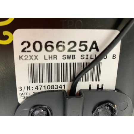 P2 CADILLAC ESCALADE IV 2014 - LISTWA PROGOWA NAKŁADKA LEWA TYŁ 23475158